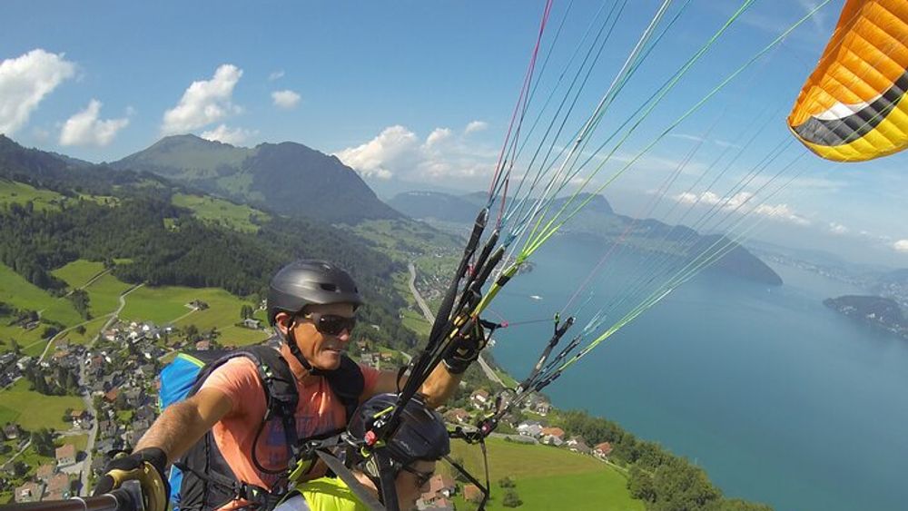 Tandem paragliding flight in Lucerne