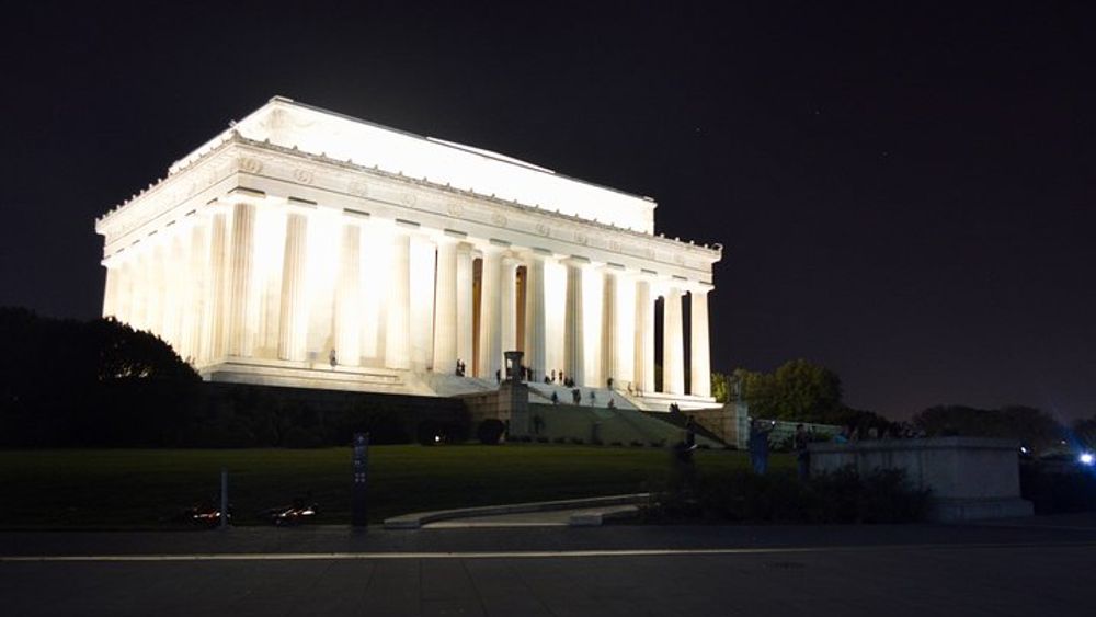 Small Group National Mall Night Tour with 10 Top Attractions