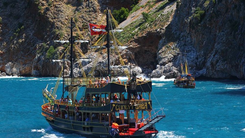 Alanya Pirate Boat with Lunch and Drinks