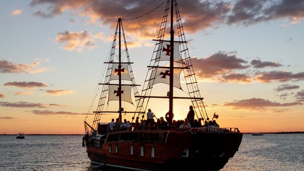 Cancun Romantic Sunset Dinner Cruise with Mexican Open Bar