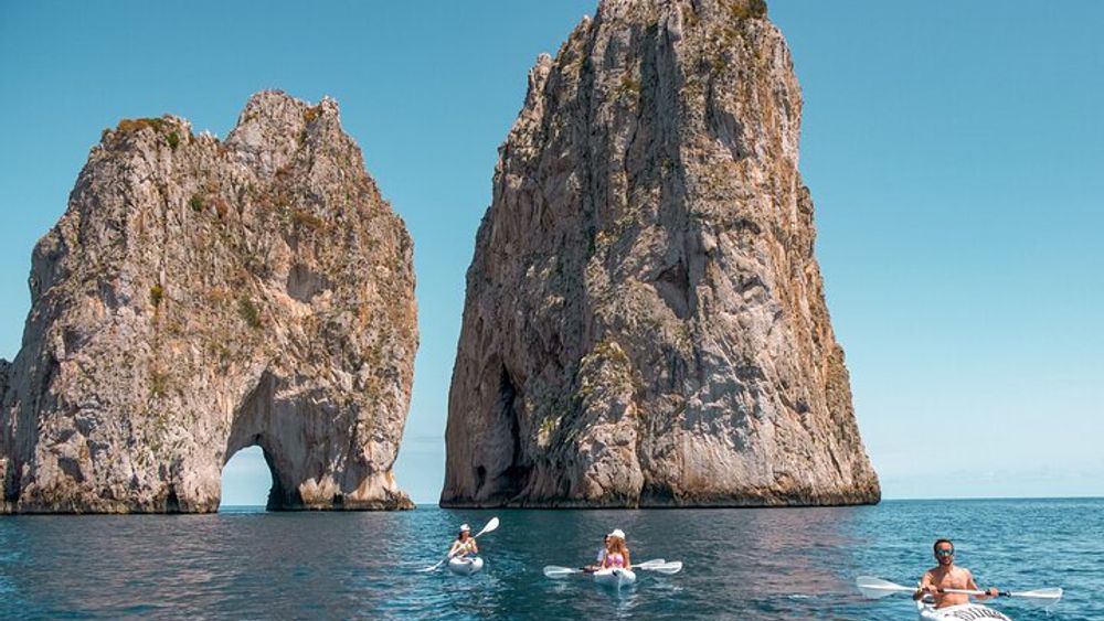 Kayak tour in Capri between caves and beaches