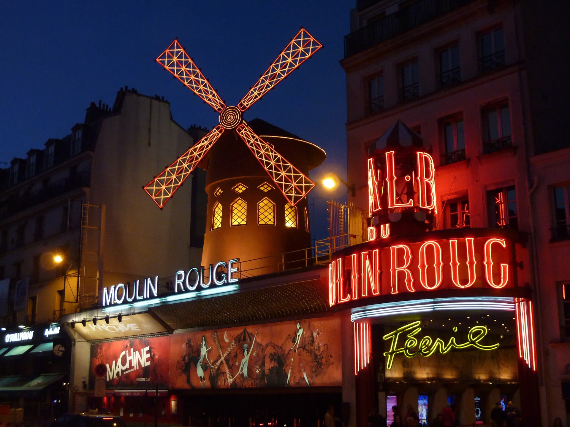 City Tour, Moulin Rouge Show incl 1/2 Bottle of Champagne - 23:00