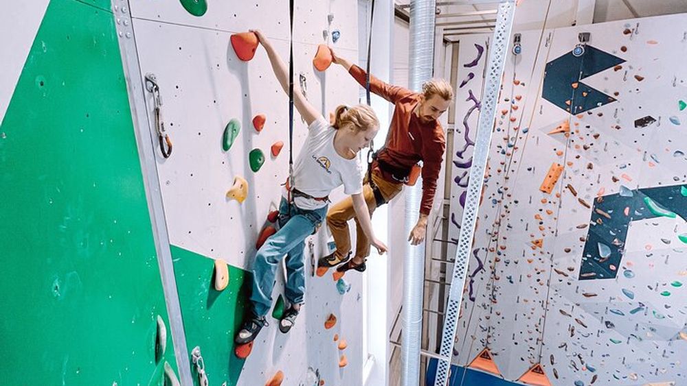 Climbing in Mørkvedhallen Klatresenter