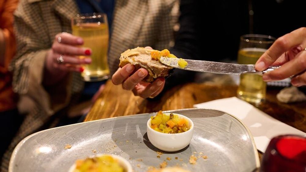 London Historical Pub Tour: Traditional British Food & Ales