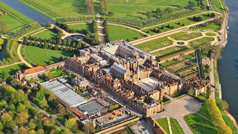 Hampton Court guided tour Full day and High Tea