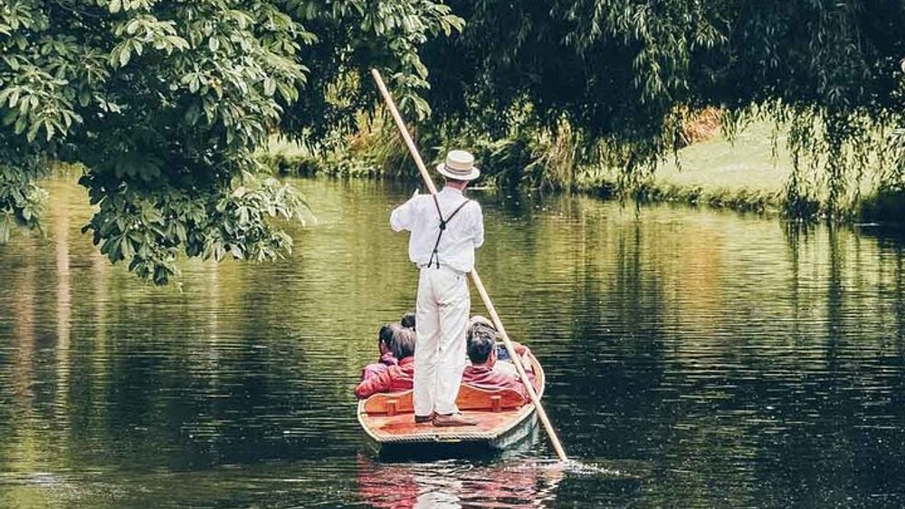 Oxford Small-Group Punting Led By University Students