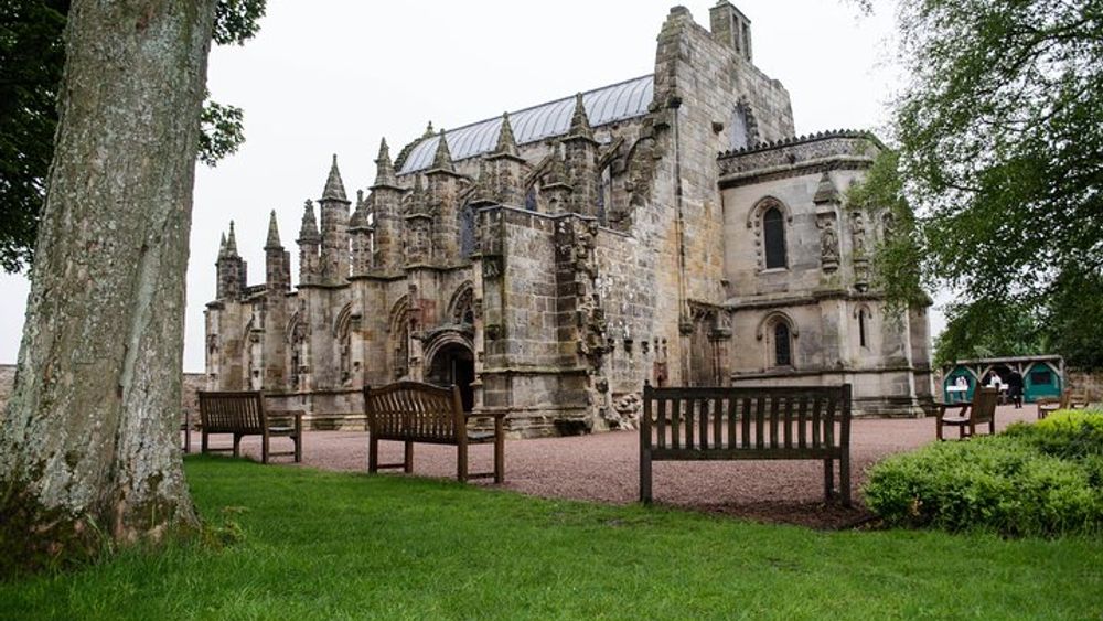 Rosslyn, Dunfermline, Stirling Castle Tour from Edinburgh