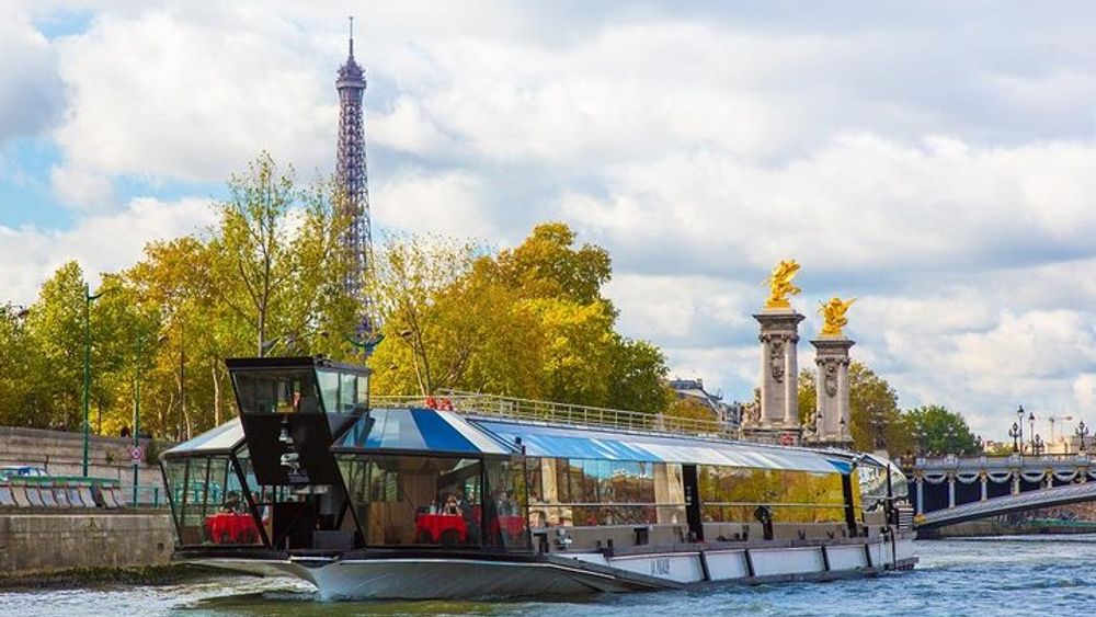 Paris Christmas Lunch Cruise by Bateaux Mouches