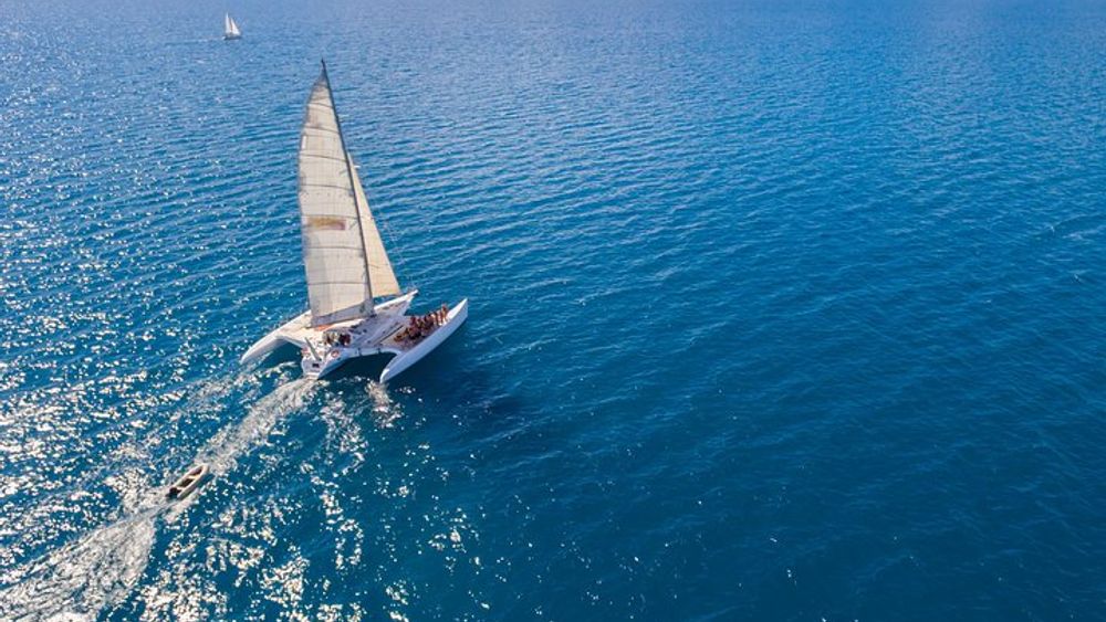 Whitsunday Islands 2-Night Sailing Tour on Trimaran with Meals
