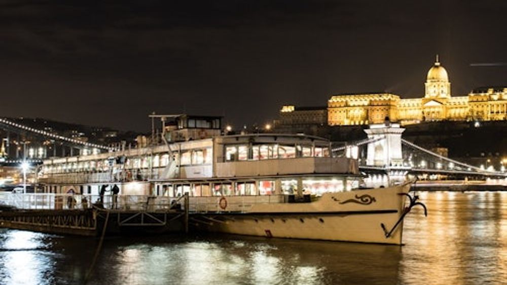 Budapest: 2-Hour Danube Sightseeing Cruise with Welcome Drink