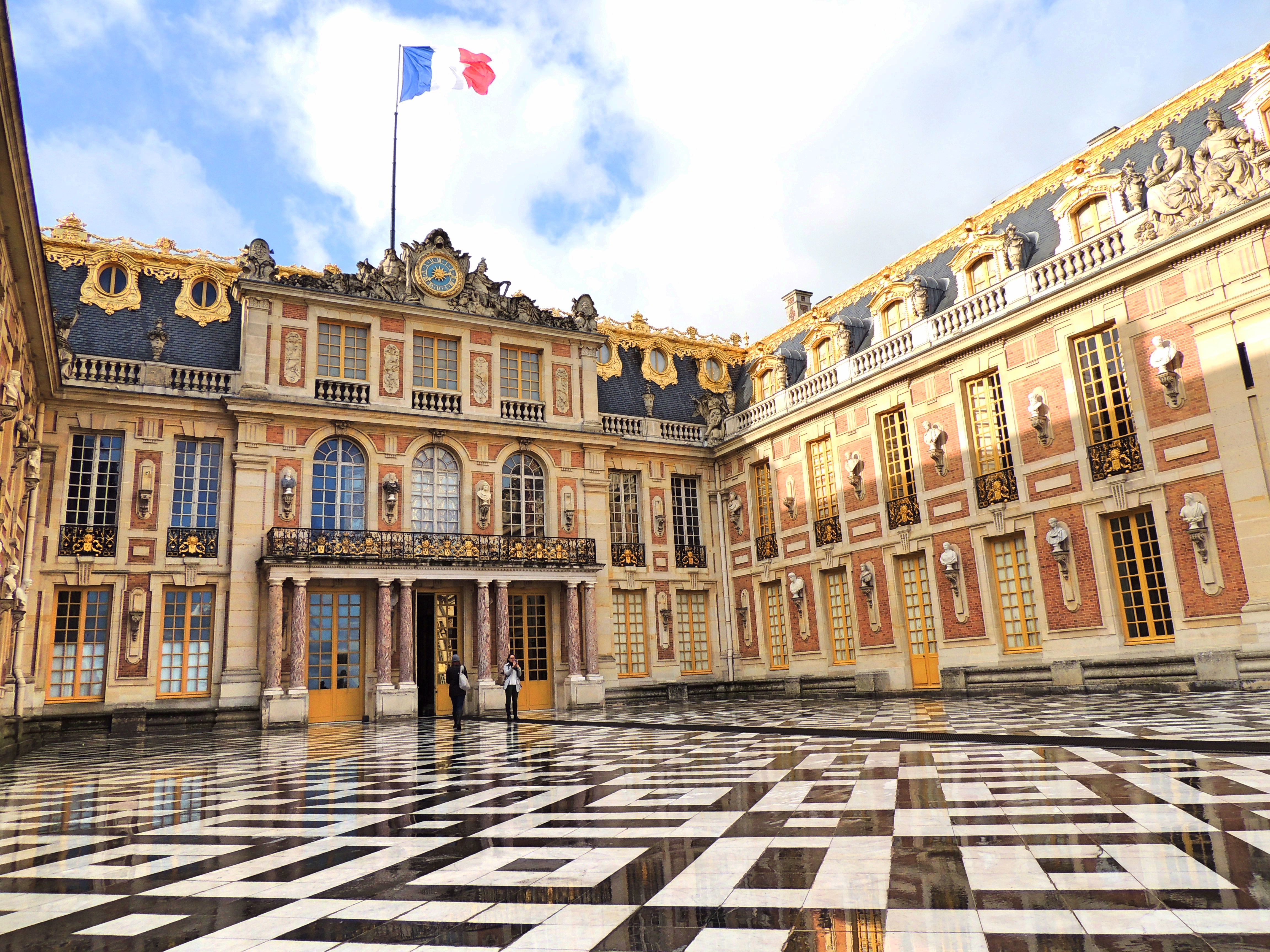 Palace of Versailles Guided Tour in French, with Skip-the-Line Access and Passport Ticket
