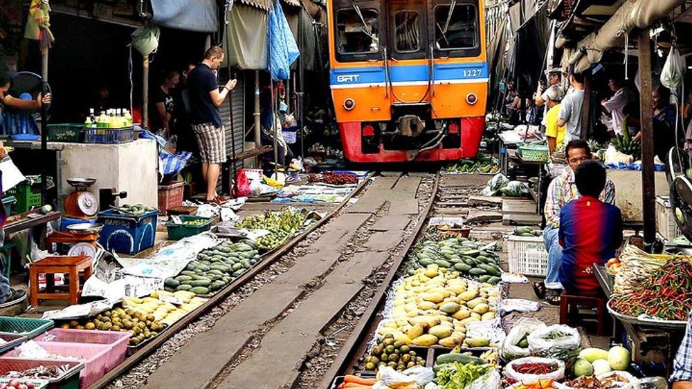 Maeklong Railway Market & Damnoensaduak Floating Market Join Tour