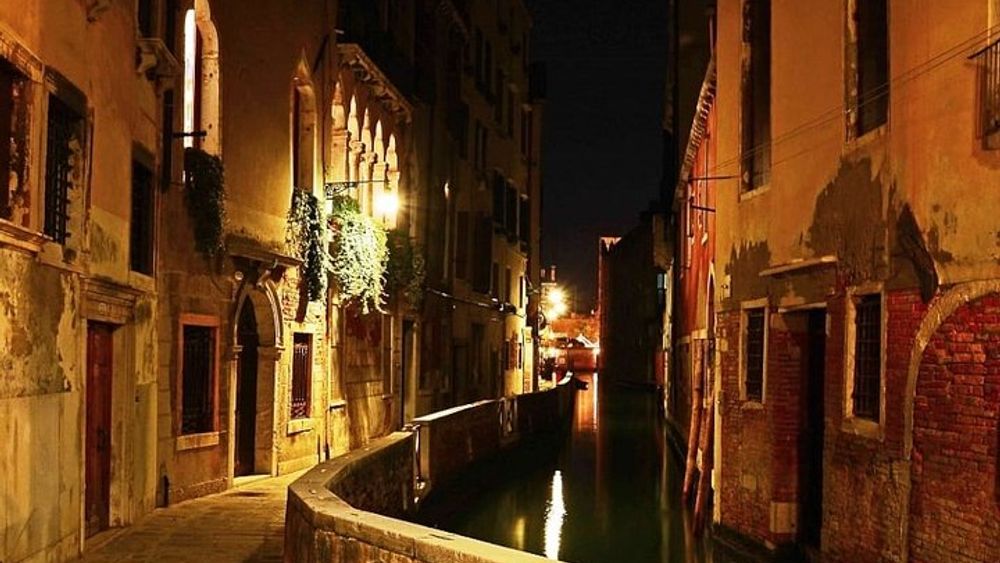 Venice Walking Tour by Night: Highlights and Hidden Gems