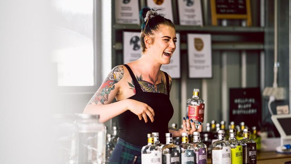 Full-Day Boutique Gin Distillery and Winery Tour in Tasmania