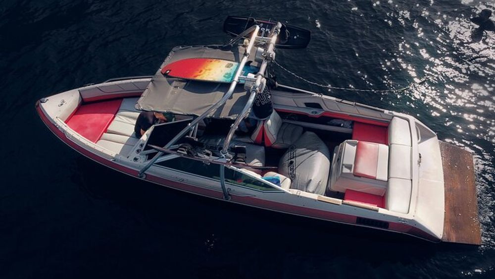 1 hour of boat activity including 15 min of wakeboard wakesurfing