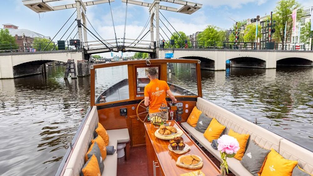Amsterdam Classic Boat Cruise with Live Guide, Drinks and Cheese