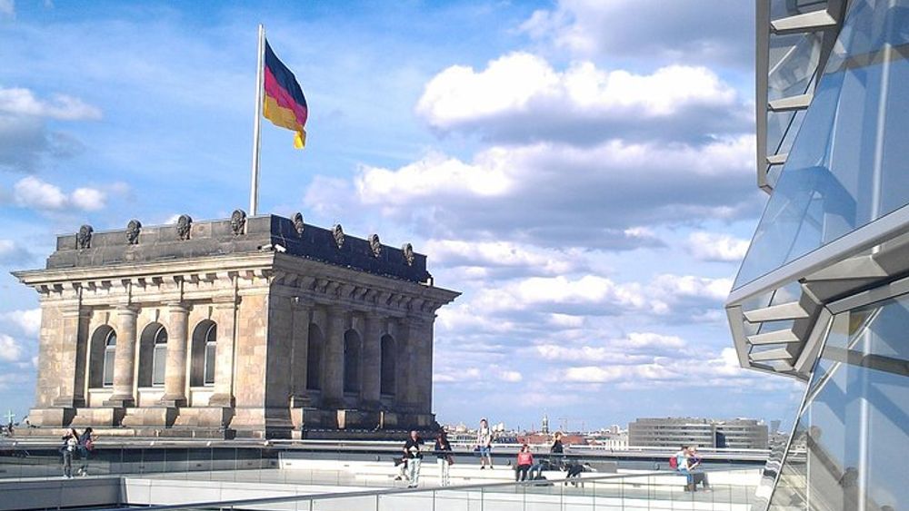 Guided tour of the government district to the Reichstag