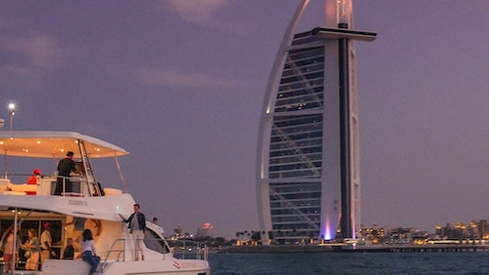 Dubai Marina: Luxury Yacht Tour with Breakfast or BBQ