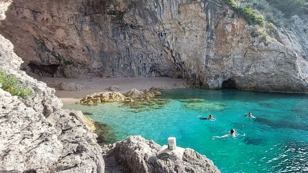 Dubrovnik Old Town Walls and Betina Cave Beach Kayak Tour