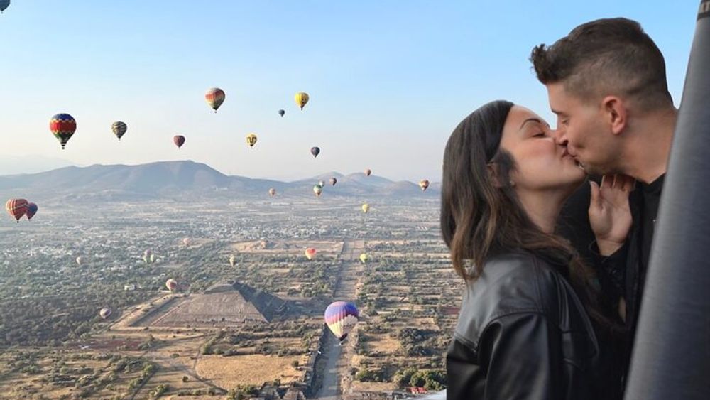 From CDMX: Balloon flight in Teotihuacan with breakfast in a cave