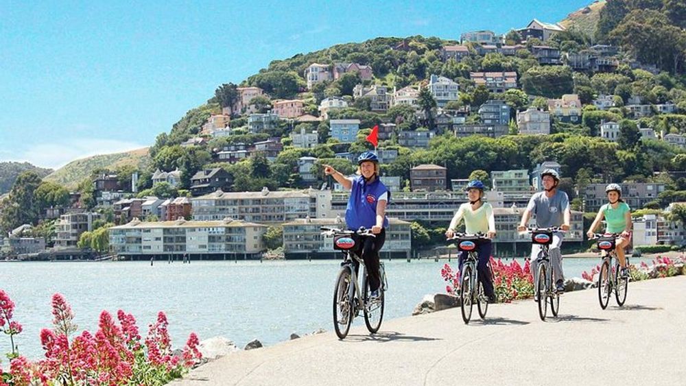 Golden Gate Bridge Guided Bicycle Tour with Lunch at Local Hotspot