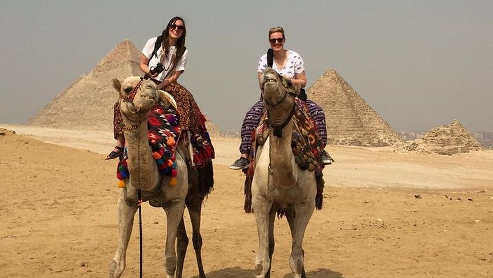 Giza Pyramids and Sphinx Guided Day Trip with Transfers