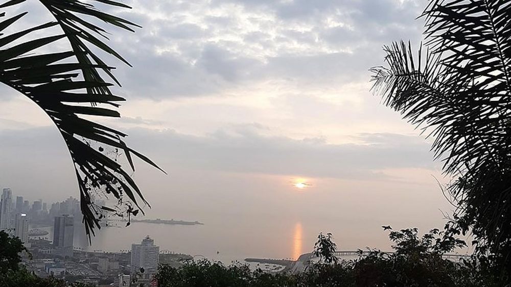 Sunrise Walking Tour to Ancon Hill with Fruits and Breakfast