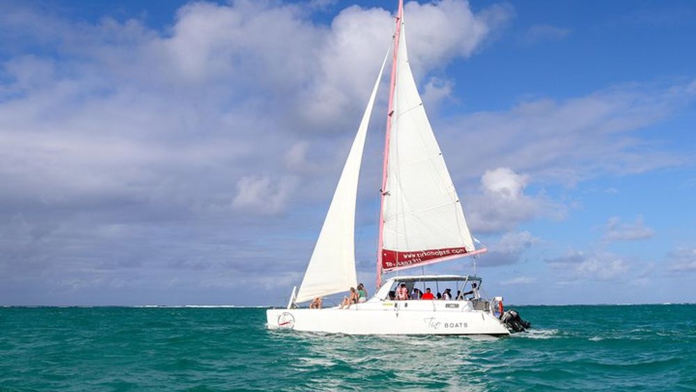 Ile aux Cerfs Catamaran Cruise and Lunch