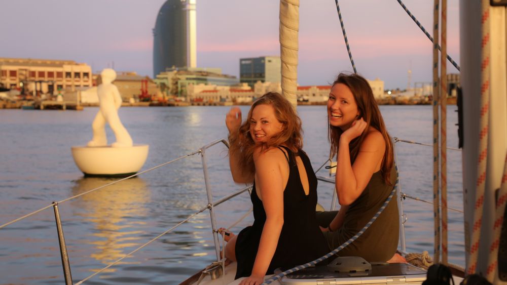 2-Hour Sunset Sailing Experience in Barcelona with Drinks and Snacks