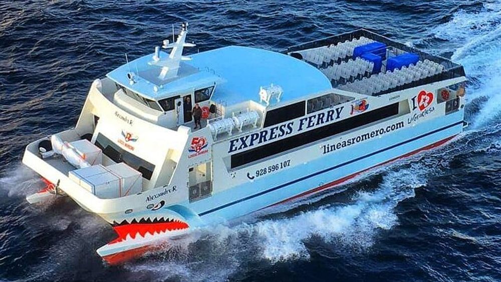 Lanzarote: Ferry return ticket to la Graciosa with free wifi