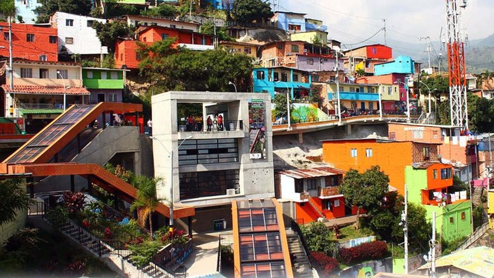 Comuna 13 Tour. Graffiti Tour Medellín (Graffitour)