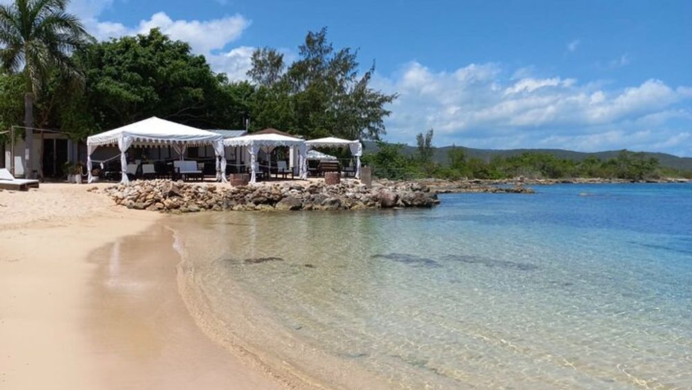 Ocho Rios: Bamboo Beach Club VIP Access with Lunch and Cocktails