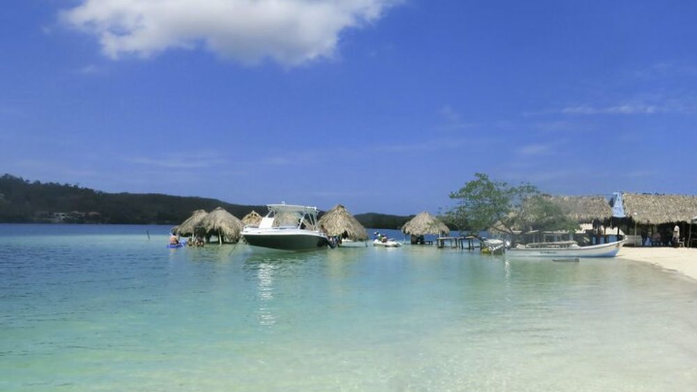 Rosario Islands Group Boat Tour with Upgrades from Cartagena