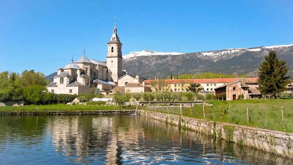 Madrid: Sierra de Guadarrama National Park and Castle Day Trip