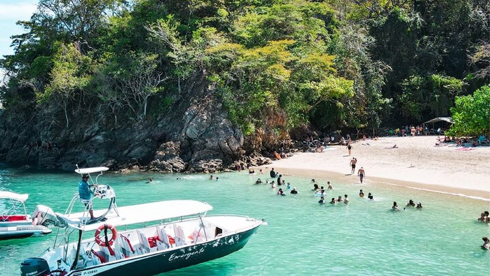 One day Tour Isla Tortuga with Lunch from Puntarenas