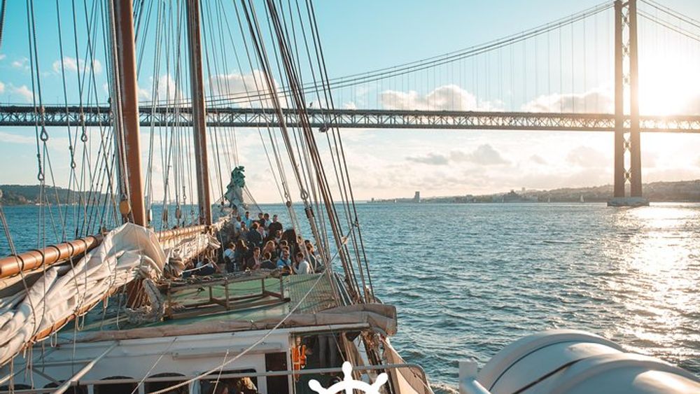 Lisbon Boat Party / Amazing sunset sailing tour