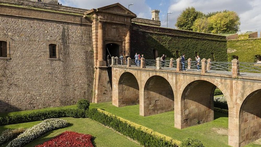 Barcelona Old Town & Sky Views: Montjuic Castle visit & Cable Car in Small Group