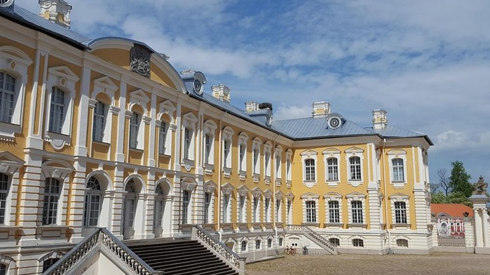 Vilnius to Riga Day Trip: The Hill of Crosses, Rundale Palace and Bauska Castle