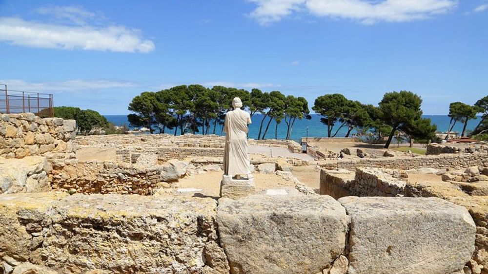 Barcelona to Costa Brava: Small-Group Day Tour with Boat Ride