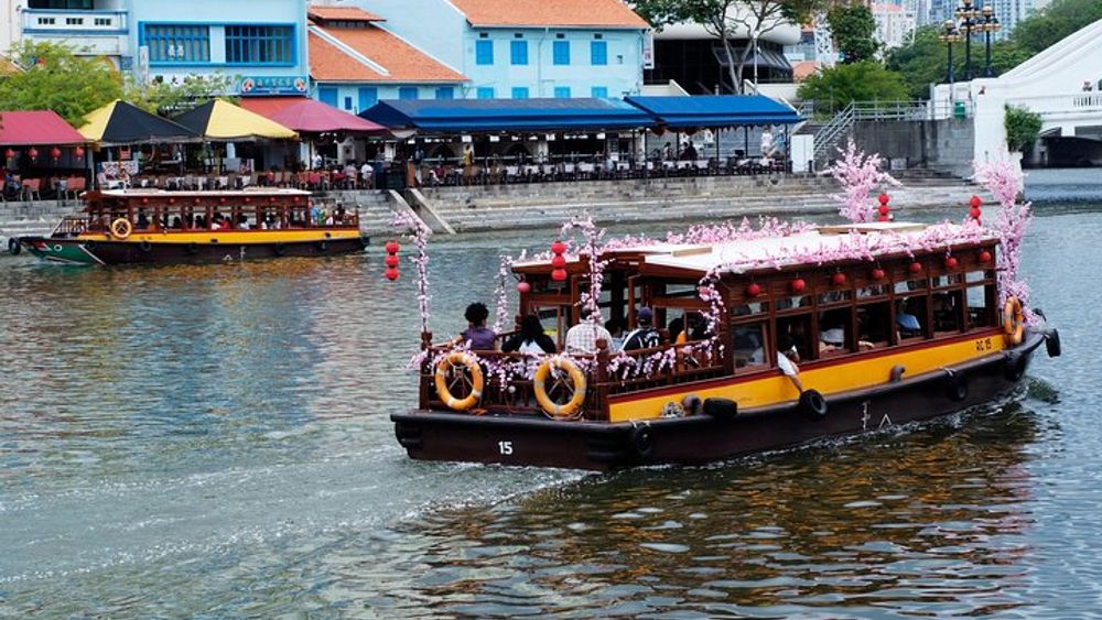 Singapore Night Tour with River Cruise, Hawker Dinner, Drink