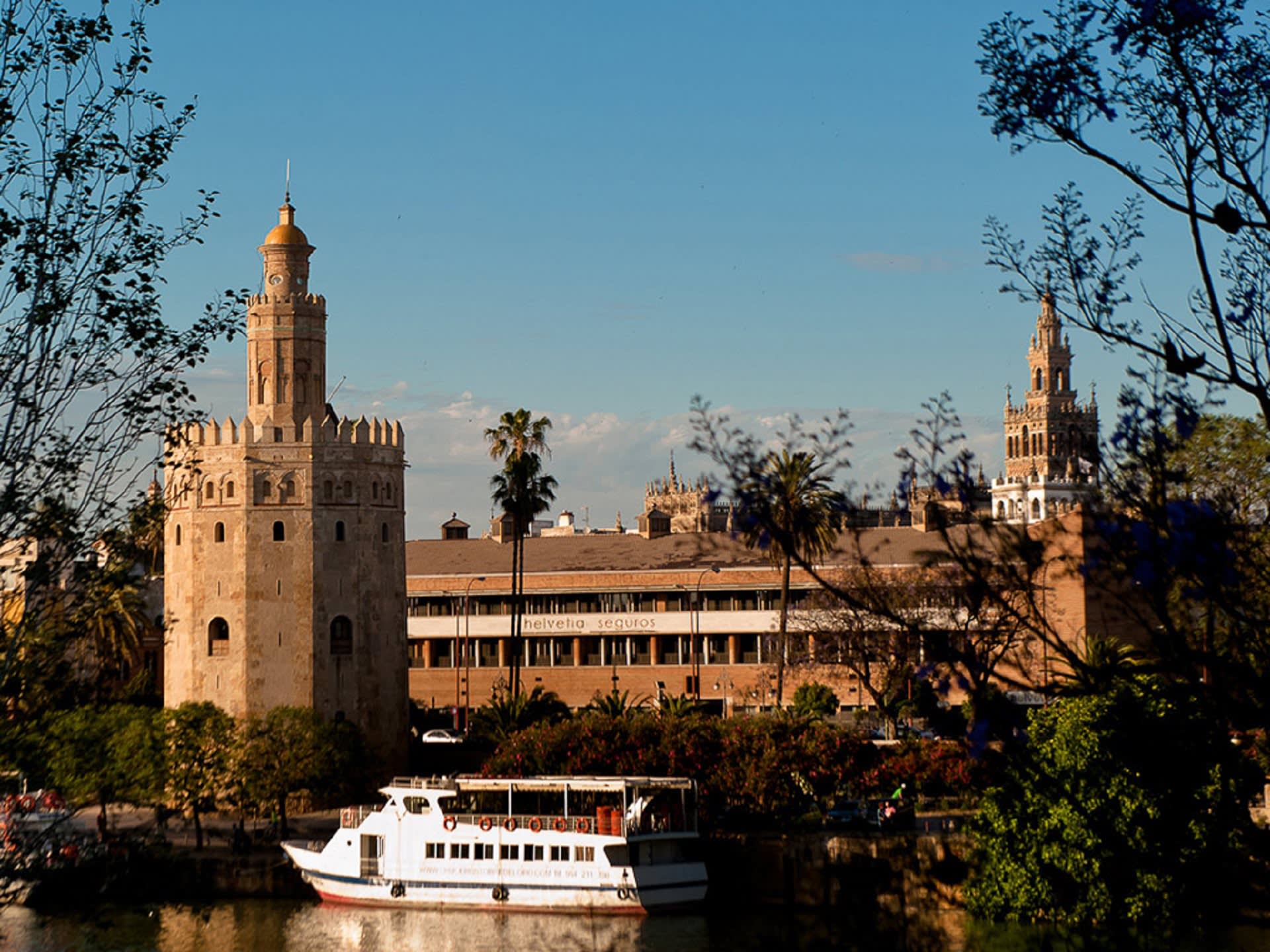 Tour of the Jewish Quarter of Seville and Cruise through the Guadalquivir