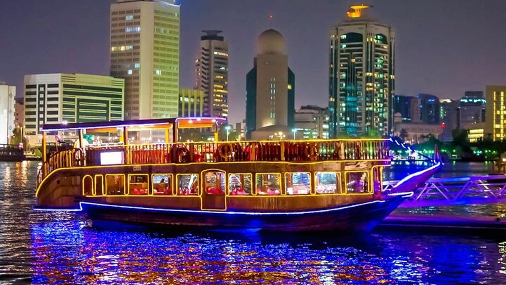 Dubai Marina: Dhow Cruise Dinner with Entertainment