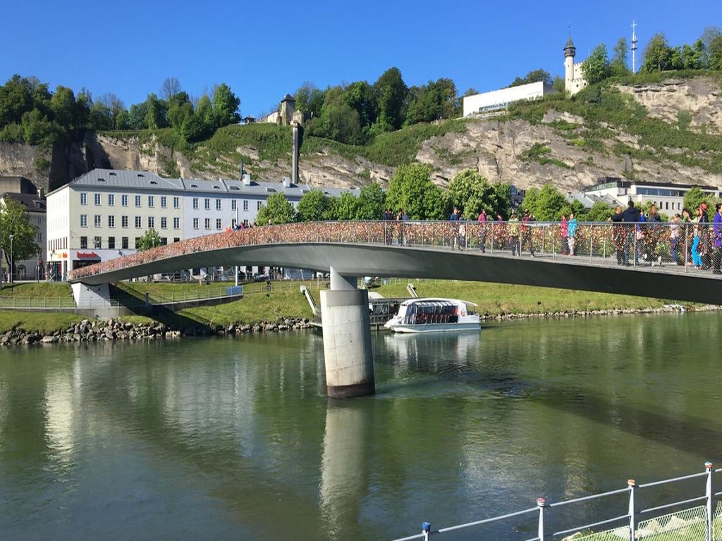 Salzburg Panorama City Tour by Bus and Boat