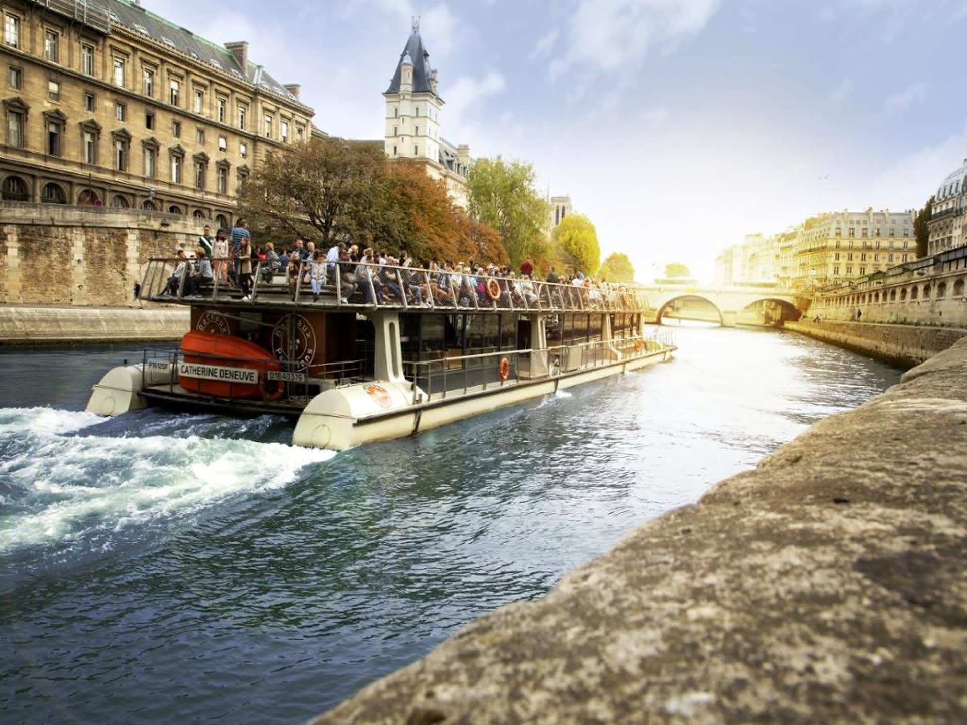 Bateaux Parisiens Paris Seine River Sightseeing Cruise with Audioguide