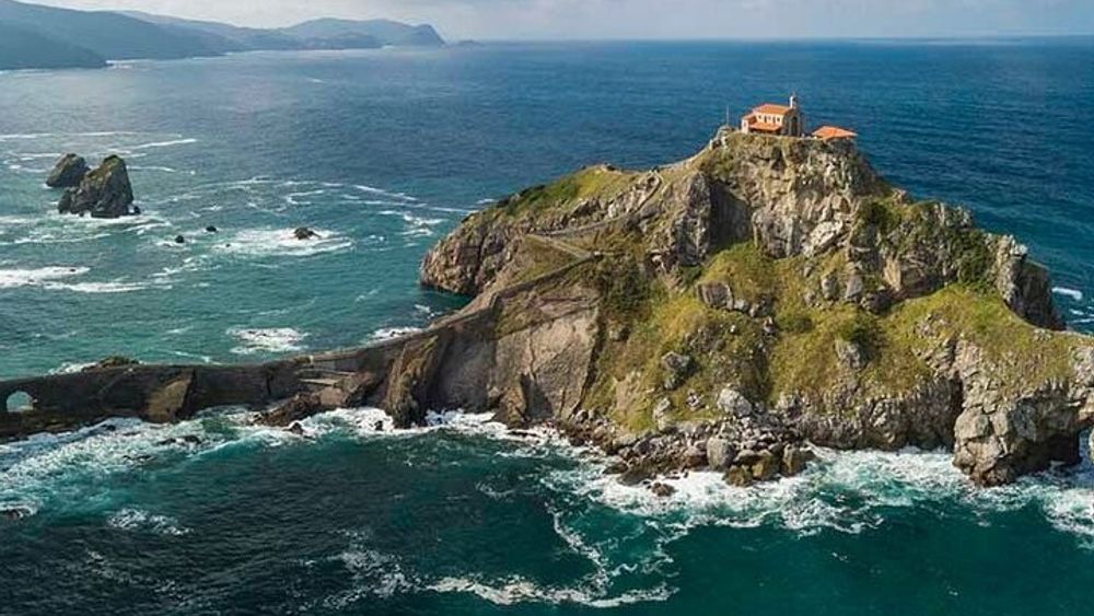 Small-Group Tour to San Juan de Gaztelugatxe with Winery Visit