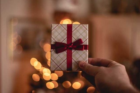 The Best Christmas Gifts to Send Overseas This Year